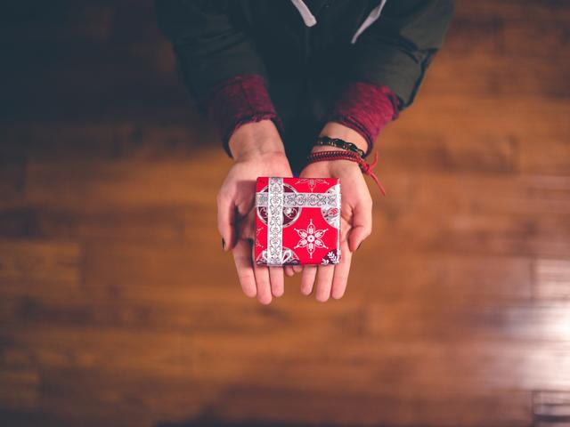 Kisah Perjuangan Guru Beri Hadiah Natal Untuk Muridnya Ini