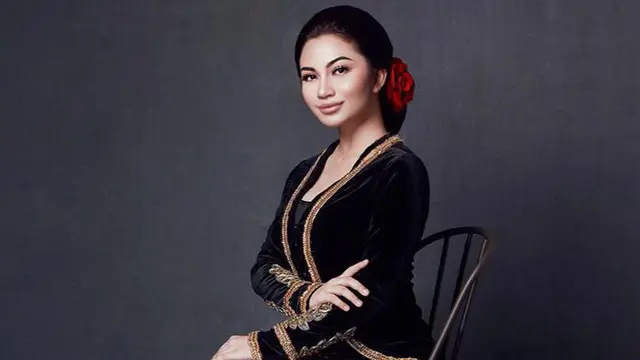 FOTO: Anggun dan Menawan, Ini Potret Ariel Tatum Memakai Kebaya
