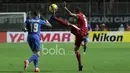 Rizky Pora saat berduel dengan pemain Thailand pada laga Final Piala AFF 2016 di Stadion Pakansari, Bogor, (14/12/2016). (Bola.com/Nicklas Hanoatubun)