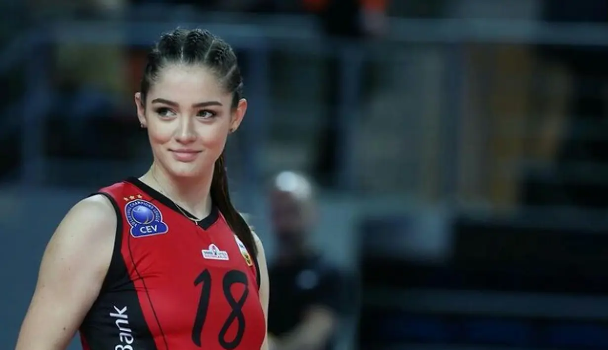 Penampilan atlet voli asal Turki di Olimpiade Tokyo 2020, Zehra Gunes, rupanya membuat para warganet terpikat. Betapa tidak, perempuan kelahiran 7 Juli 1999 ini memiliki paras cantik bak seorang model. (Instagram/zehragns18).