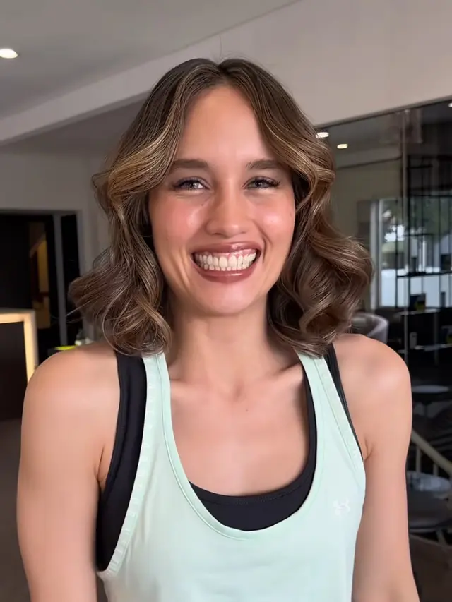 Cinta Laura saat proses potong rambut pendek bob curly. [@claurakiehl]