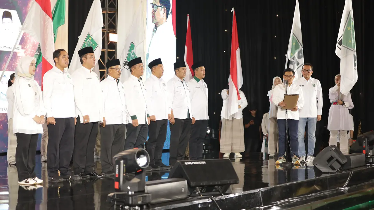 Ketua Umum Partai Kebangkitan Bangsa (PKB) Abdul Muhaimin Iskandar mengukuhkan delapan kader PKB terpilih dalam Pemilihan Kepala Daerah (Pilkada) menjadi pengurus DPW PKB Jawa Barat (Istimewa)