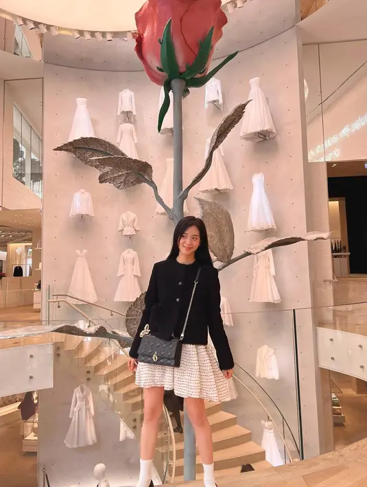 Siluet tas yang halus dan desainnya yang tak lekang oleh waktu, membuat tas ini sempurna mendefinisikan sikap para pemakainya. [Foto: Document/Dior]