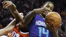 Pemain Charlotte Hornets, Michael Kidd-Gilchrist #14 merebut bola dari pemain Cleveland Cavaliers, Tristan Thompson (kiri)  pada laga NBA di Quicken Loans Arena, (10/12/2016). (AP/Ron Schwane)