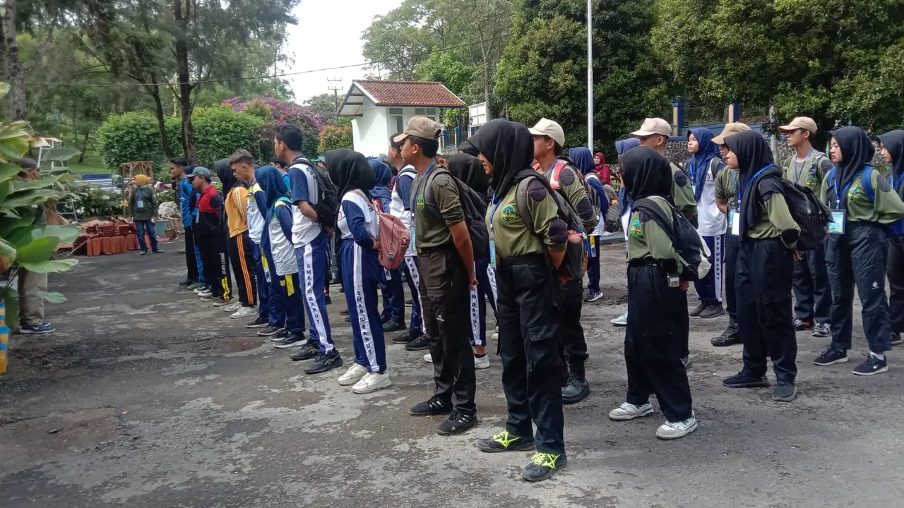 Yayasan Cita Bina Bangsa Indonesia (CBBI) mengajak kalangan pelajar Sekolah Menengah Atas (SMA) atau gen-Z di kota Dodol Garut, Jawa Barat, mulai peka dan melek literasi konservasi alam. (Liputan6.com/Jayadi Supriadin)