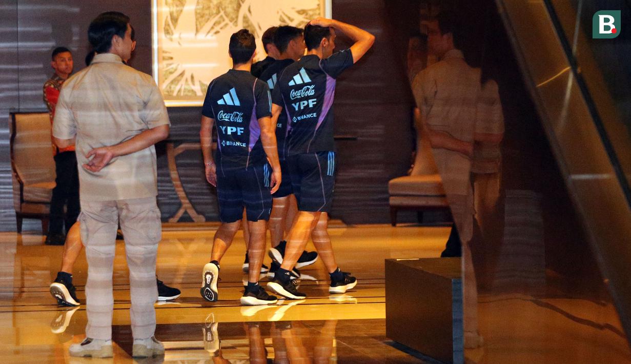 Rombongan Timnas Argentina berjalan meninggalkan lobi hotel menuju tempat latihan di Stadion Utama Gelora Bung Karno, Jakarta, Sabtu (17/6/2023). (Bola.com/Bagaskara Lazuardi)