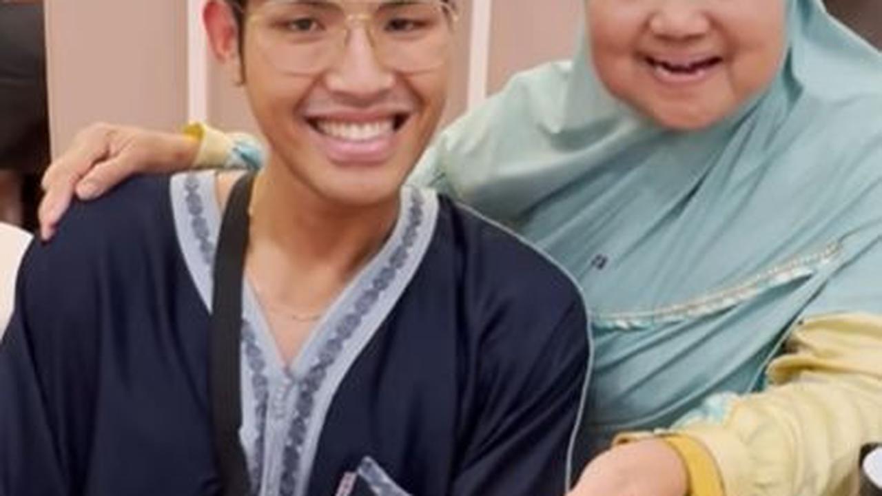 "Itu sebetulnya mah mereka baik, membantu orang kita (Islam) yang jualan makanan. Cuma yang kurang baiknya jam 3 mereka. Seharusnya jam 5," kata Mamah Dedeh dikutip dari akun instagram holaofadlan, Kamis (21/3).