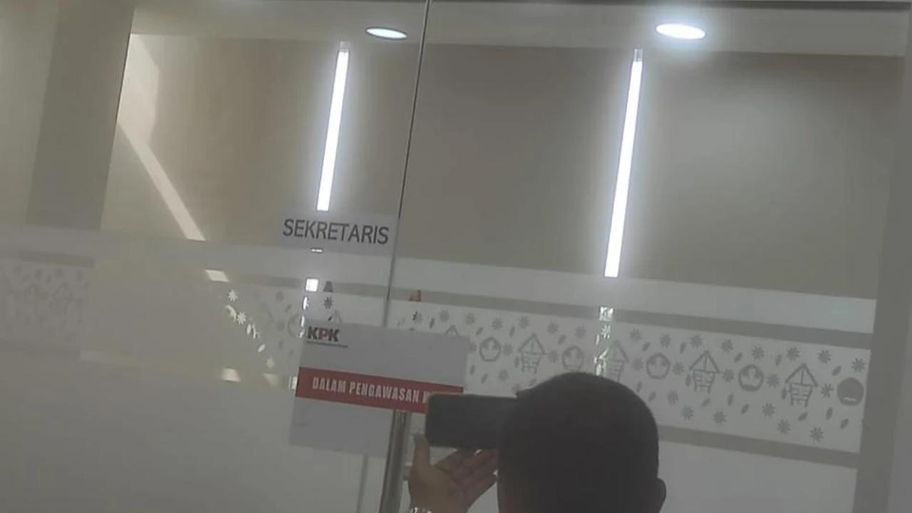 KPK Segel Ruang Sekretaris Diknas Muara Enim