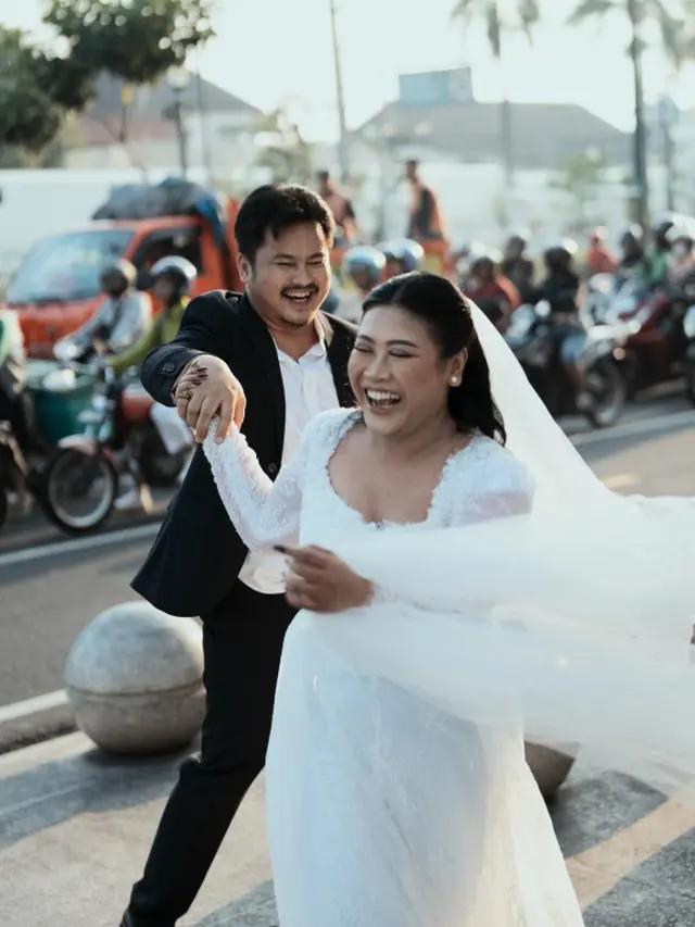 Model Gaun Brokat Boiyen saat Prewedding di Jogja