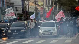 Aksi pekerja kereta bawah tanah dan anggota MTST (Gerakan Pekerja Tunawisma) Brasil menyebabkan kemacetan di ruas jalan utama kota Sao Polo, (9/6/2014). (AFP PHOTO/NELSON Almeida)