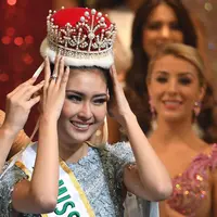 Kontestan asal Indonesia, Kevin Lilliana saat menerima mahkota Miss International 2017 dari Miss International 2016, Kylie Verzosa dari Filipina selama final Miss International Beauty Pageant di Tokyo, Jepang (14/11). (AFP Photo/Toshifumi Kitamura)
