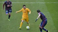 Aksi bintang Barcelona, Lionel Messi (tengah) saat berusaha melewati adangan pemain Eibar, Aleksander Pantic (kanan), pada  lanjutan La Liga 2015-2016, di Stadium Ipurua, kota Eibar, Minggu (6/3/2016) malam WIB. Messi mencetak dua gol dan membawa trio MSN