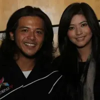 Sibuk di dunia perfilman tidak menghalangi Ramon Tungka untuk menjelajahi Indonesia. Meskipun ada rasa khawatir dengan Ramon, sang istri tetap dukung bisnis yang digeluti suaminya.