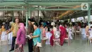 Sejumlah warga mengantre untuk bersalaman dengan putra bungsu Presiden Joko Widodo, Kaesang Pangarep dan istrinya Erina Gudono pada acara Ngunduh Mantu pernikahan di Pura Mangkunegaran, Solo, Minggu (11/12/2022). Antrean tamu undangan yang ingin berfoto dengan Kaesang Pangarep dan Erina Gudono beserta keluarga mengular panjang bahkan rela berdesak-desakan demi bisa berfoto dengan kedua mempelai. (Liputan6.com/Herman Zakharia)