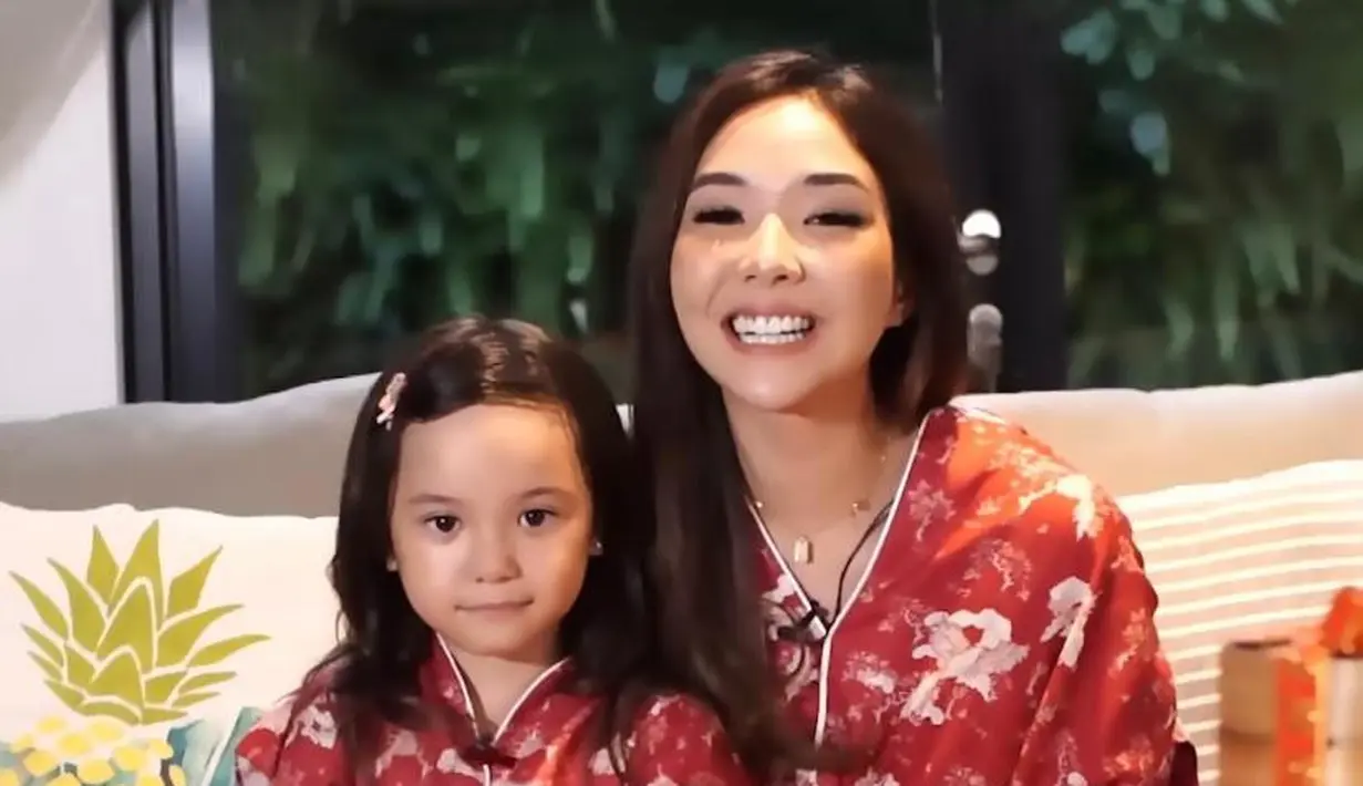 Gisel dan Gempi memilih outfit berwarna merah dengan aksen emas sebagai tema Imlek di tahun ini (Instagram/gisel_la).