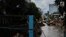 Suasana pengerukan Kali Krukut di Kawasan Kebayoran Baru, Jakarta, Rabu (13/12). Pengerukan dilakukan untuk membersihkan sedimen lumpur penghambat laju arus air yang berpotensi menimbulkan banjir pada musim hujan. (Liputan6.com/Faizal Fanani)