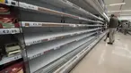 Pemandangan rak kosong di supermarket Tesco di Manchester, Inggris, Minggu (12/9/2021). Pengecer, produsen dan pemasok makanan juga melaporkan gangguan karena kekurangan pengemudi truk terkait pandemi dan dampak Brexit telah mempersulit banyak orang Eropa untuk bekerja di Inggris. (AP /Jon Super)