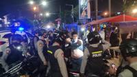 Ratusan personel Polri-TNI melakukan sweeping dan razia ke warga Kota Palembang yang meresahkan (Liputan6.com / Nefri Inge)