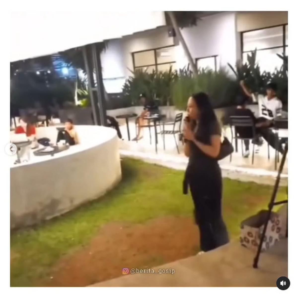Cewek ini Pinjam Mikrofon saat Live Music, Dikira Mau Nyanyi Ternyata Tagih Utang