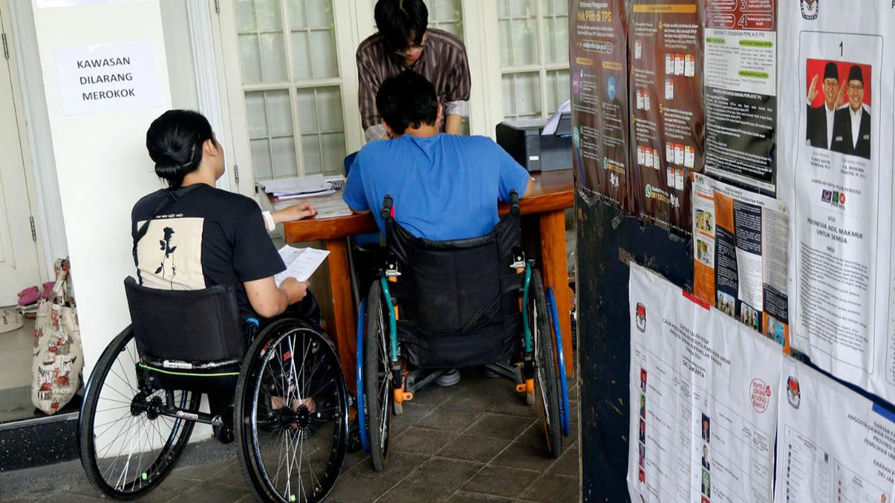 Sejumlah penyandang difabel turut antusias menyambut hari pemungutan suara Pemilu 2024. Dengan menggunakan kursi roda dan kaki palsu, mereka mendatangi TPS untuk menyalurkan hak suaranya. Foto: Merdeka.com / Nanda F. Ibrahim<br>