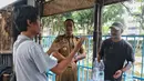 Gubernur DKI Jakarta Anies Baswedan berdiskusi dengan sejumlah pewarta foto di Balai Pewarta Foto Indonesia Pos Pol HI di Jakarta Pusat, Senin (22/4). Kedatangan Gubernur DKI Jakarta Anies Baswedan di Bundaran HI untuk melihat fasilitas publik di Jakarta. (Liputan6.com/Johan Tallo)