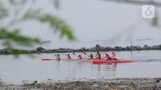Atlet dayung DKI Jakarta melakukan sesi latihan rutin di Sungai Kanal Banjir Timur (KBT) Muara Marunda Kepu, Jakarta, Jumat (16/6/2023). (merdeka.com/imam buhori)