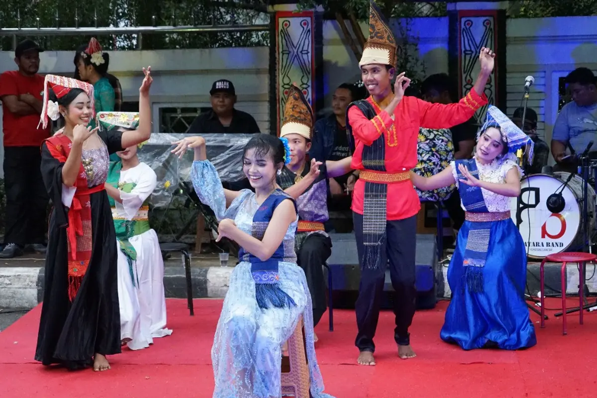 Aksi penari dari Sanggar Tari Sihodadi depan Gedung DPRD Pematangsiantar, Sumatera Utara. (Istimewa).