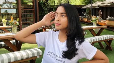 Meski tampil dengan kaos oblong sederhana, Kaneishia Yusuf terlihat stunning dengan gayanya yang kece. Jebolan The Voice Kids Indonesia ini juga kedapatan membintangi web series Teluk Alaska. (Liputan6.com/IG/@kaneishiayusuf05)