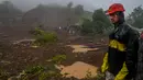 Ketua Menteri Eknath Shinde tiba di lokasi pada hari Kamis dan mengatakan kepada wartawan "prioritas sekarang adalah menyelamatkan mereka yang masih terjebak di bawah reruntuhan." (AP Photo/Rafiq Maqbool)