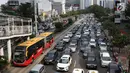 Kendaraan terjebak kemacetan di Jalan Sudirman, Jakarta, Jumat (23/6). Polda Metro Jaya tidak memberlakukan kawasan pengendalian lalu lintas ganjil-genap di beberapa jalan protokol Jakarta saat libur cuti bersama Lebaran. (Liputan6.com/Immanuel Antonius)