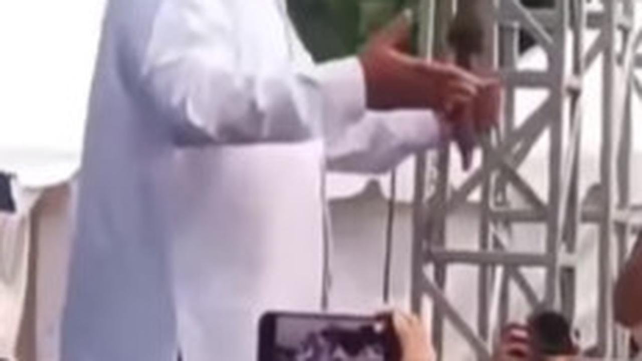 VIDEO: Uluran Tangan Prabowo Disambut Anies, Ganjar Ajak Capres-Cawapres Foto Bareng