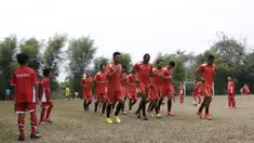 Persija berlatih dengan berbagi lapangan bersama anak-anak SSB Pelita Jaya jelang Piala Jenderal Sudirman di Lapangan National Youth Training Center, Sawangan, Depok, Jumat (30/10/2015). (Bola.com/Vitalis Yogi Trisna)