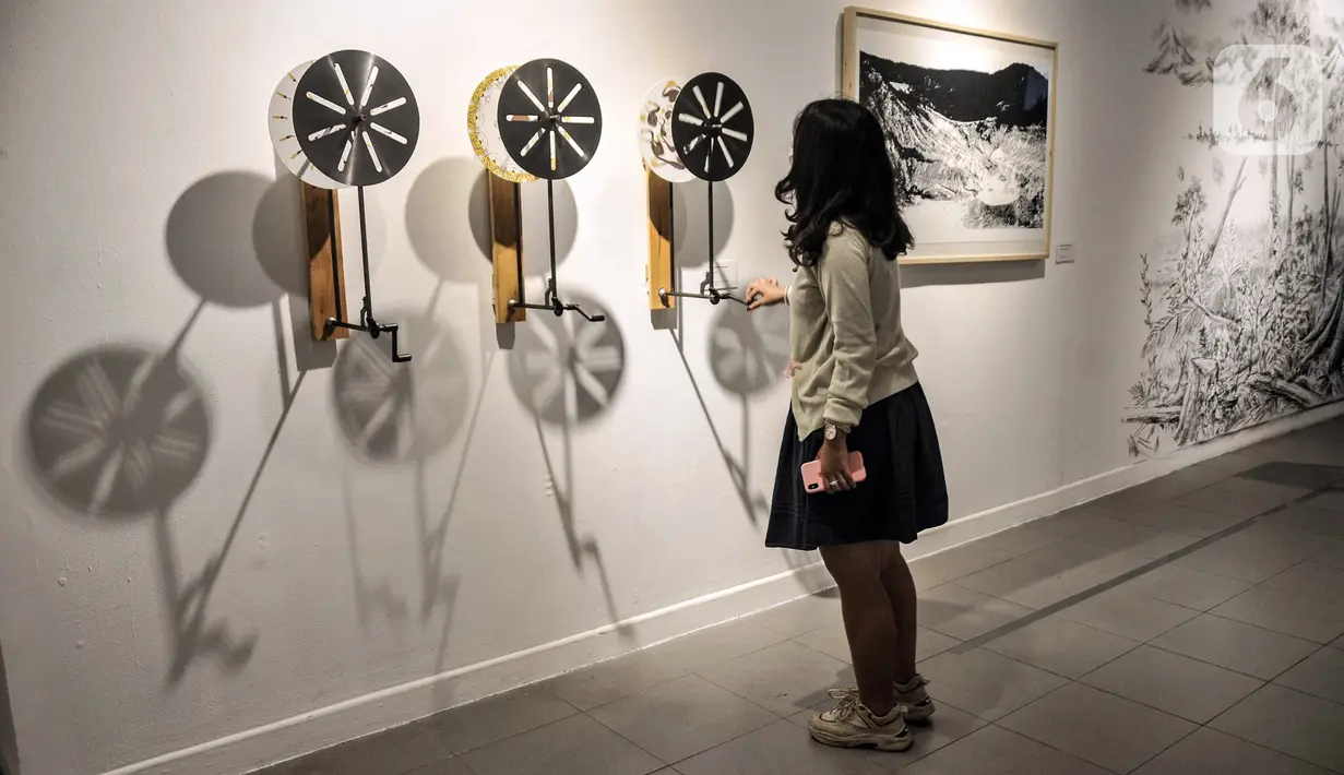 Pengunjung mencoba karya seni yang ditampilkan dalam Pameran Manifesto VIII: Transposisi di Galeri Nasional, Jakarta Pusat, Senin (8/8/2022). Pameran yang berlangsung hingga 26 Agustus 2022 ini menampilkan 108 karya terpilih dari perupa Indonesia. (merdeka.com/Iqbal S. Nugroho)