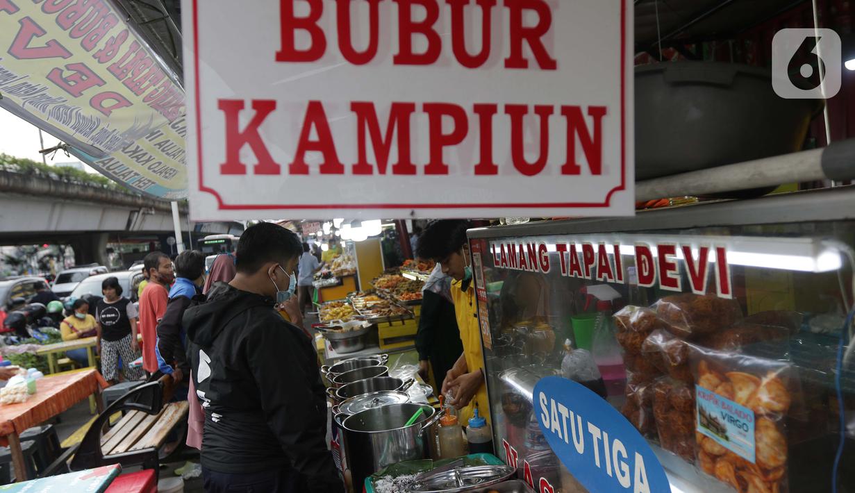 Warga memilih menu makanan khas Sumatera Barat yang dijajakan di kawasan Food Street Kramat, Jakarta, Jumat (30/4/2021). Kawasan yang menjual beragam menu makanan khas Sumatera Barat selalu ramai dikunjungi pecinta kuliner terutama jelang waktu berbuka puasa. (Liputan6.com/Helmi Fithriansyah)