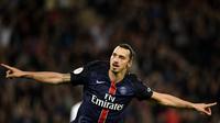 Agen Mino Raiola buka peluang Zlatan Ibrahimovic untuk kembali berseragam AC Milan pada Januari 2016. (AFP/FRANCK FIFE)