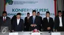 Menag Lukman Hakim Saifuddin (tengah) bersama perwakilan pihak terkait bersiap menyampaikan hasil sidang Isbat awal Syawal di Jakarta, Senin (4/7). Berdasar sidang isbat, 1 Syawal 1437 H jatuh pada Rabu (6/7). (Liputan6.com/Helmi Fithriansyah)