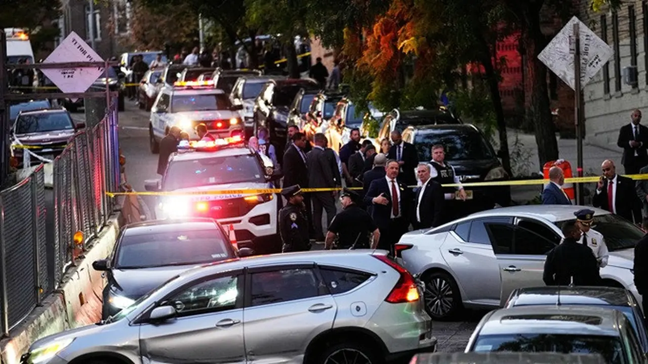 Petugas keamanan berada di lokasi penembakan di New York, Amerika Serikat, Kamis (8/10/2026).