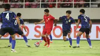 Pemain Timnas Indonesia, Marselino Ferdinan berusaha melewati sejumlah pemain Laos pada laga lanjutan Grup B Piala AFF 2024 di Stadion Manahan, Solo, Jawa Tengah, Kamis (12/12/2024). (Bola.com/Abdul Aziz)