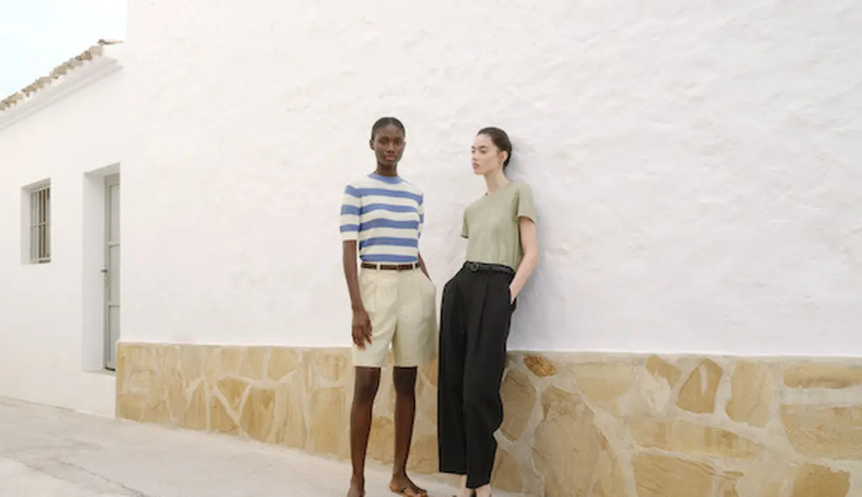 Koleksi spring/summer 2024 menampilkan palet warna khas yang memberikan tampilan gaya Prancis yang kasual, tetapi masih chic. Penggunaan material linen yang ringan dan nyaman menjadikan pakaian ini cocok untuk  tampil fashionable saat liburan, tanpa takut gerah.  [Foto: Dokumen/UNIQLO X COMPTOIR DES COTONNIERS]