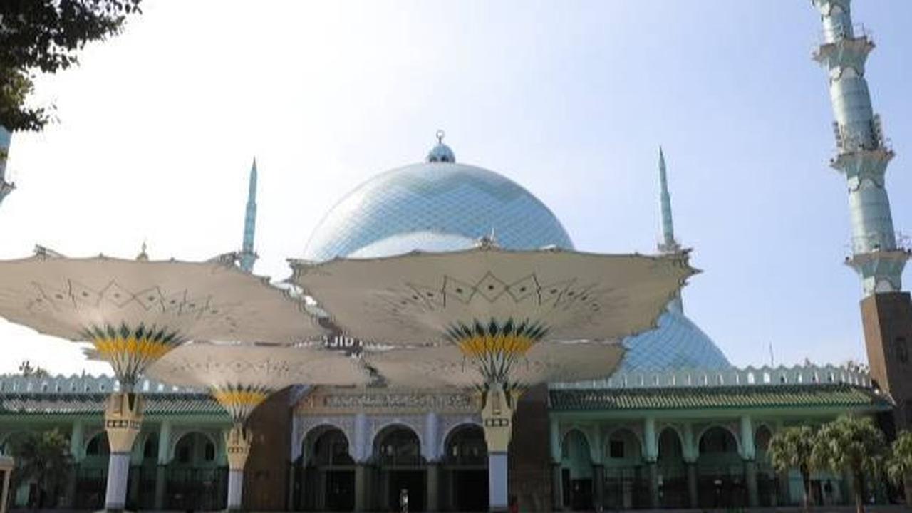 Dijadwalkan pelaksanaan salat tarawih dengan imam Syekh Dr. Khalid Abdul Kafi ini akan dimulai setelah pelaksanaan salat Isya pukul 19:00 WIB malam. Yuk kenalan dengan sosoknya.<br><br>Foto: Pemkot Tangerang