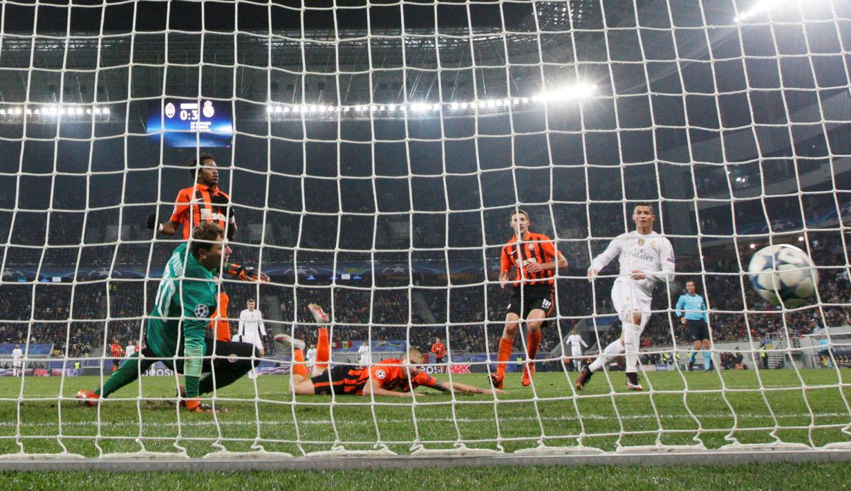 Striker Real Madrid, Cristiano Ronaldo (kanan) saat mencetak gol ke gawang Shakhtar Donetsk dalam laga Grup A Liga Champions di Stadion Lviv Arena, Lviv, Ukraina, Kamis (26/11/2015) dini hari WIB. (Reuters/Gleb Garanich)