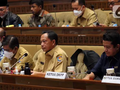 Menteri Dalam Negeri Tito Karnavian (kedua kanan) bersama Ketua KPU Hasyim Asy’ari (kiri) dan Ketua DKPP Muhammad (kanan) saat rapat kerja dengan Komisi II DPR RI di Kompleks Parlemen, Senayan, Jakarta, Selasa (7/6/2022). Rapat membahas Peraturan KPU (PKPU) tentang Tahapan dan Jadwal Pemilu 2024. (Liputa6.com/Angga Yuniar)