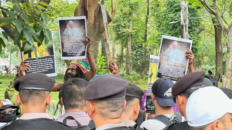 Aksi unjuk rasa dilakukan sejumlah orang di seberang Kedutaan Besar (Kedubes) Vatikan sesaat sebelum Paus Fransiskus kembali dari Istana Merdeka Jakarta pada hari ini, Rabu (4/9/2024).