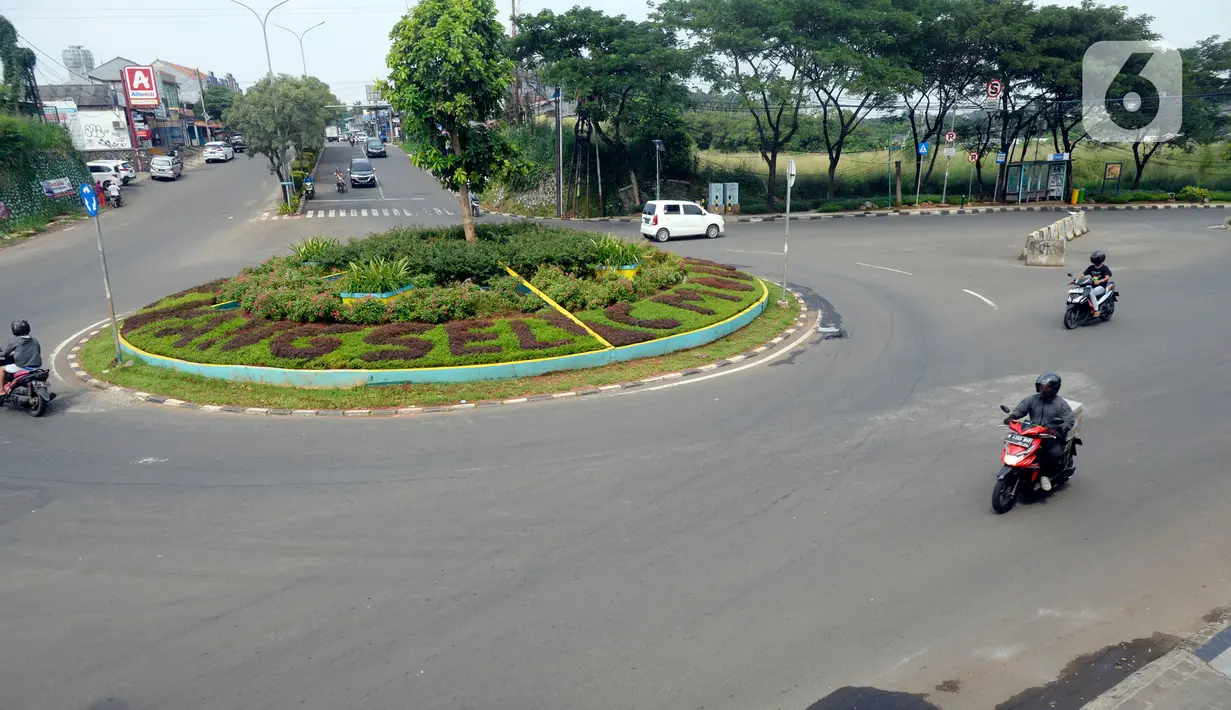 Aktivitas lalulalang kendaraan roda dua dan empat terlihat lengang pada hari ketiga penerapan Pembatasan Sosial Berskala Besar (PSBB) di Bundaran Ciater, Tangerang Selatan, Banten, Senin (20/04/2020). (merdeka.com/Dwi Narwoko)