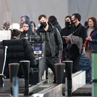 Pelancong menunggu di konter check-in sebelum penerbangan mereka di bandara Boryspil, luar Kiev, 13 Februari 2022. Ukraina berjanji menjaga wilayah udaranya terbuka untuk perjalanan internasional setelah negara Barat memperingatkan pasukan Rusia dapat menyerang kapan saja. (Sergei Supinsky/AFP)