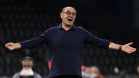 Pelatih Juventus, Maurizio Sarri, memberikan arahan kepada pemainnya saat menghadapi Udinese pada laga lanjutan Serie A di Dacia Arena, Jumat (24/7/2020) dini hari WIB. Juventus kalah 1-2 atas Udinese. (AFP/Marco Bertorello)