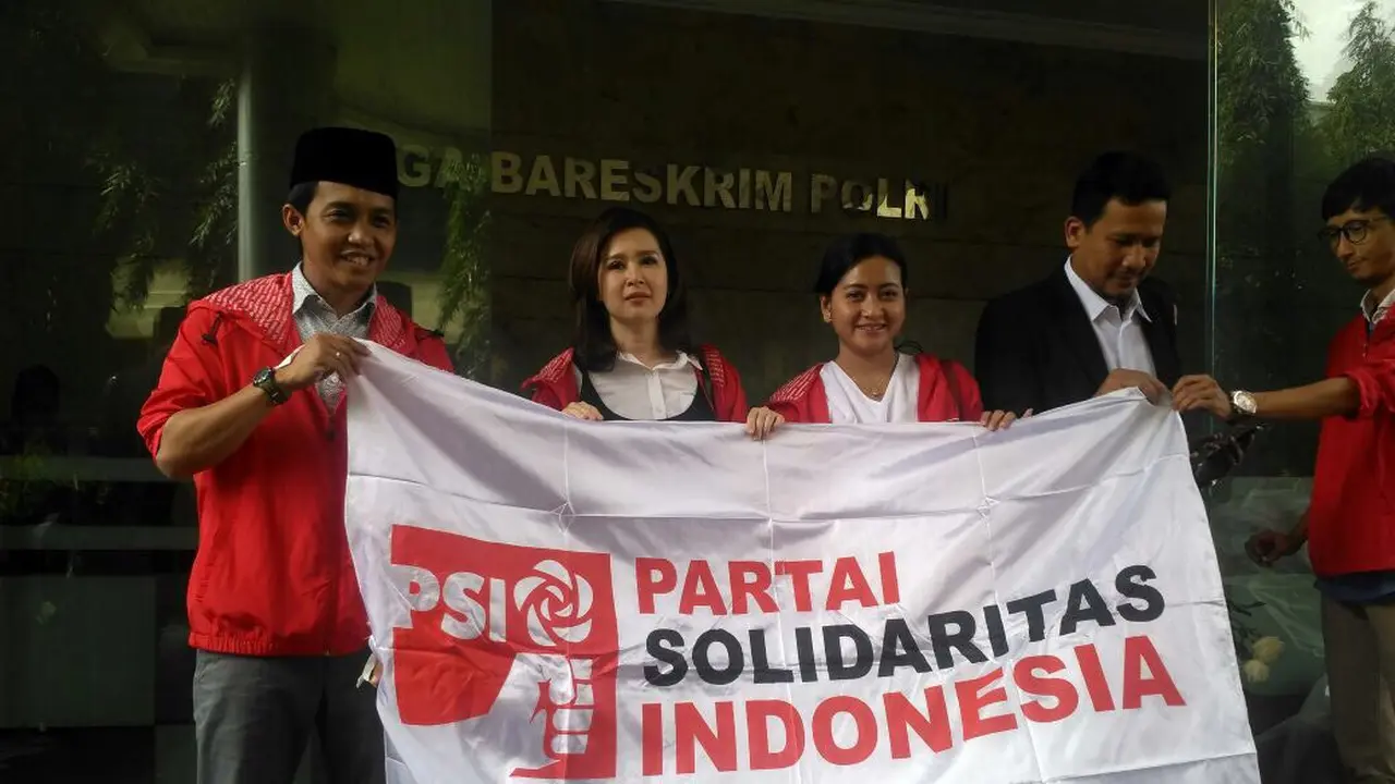 Pengurus Partai Solidaritas Indonesia melaporkan beberapa akun media sosial ke Bareskrim. (Muhammad Radityo Priyasmoro/Liputan6.com)