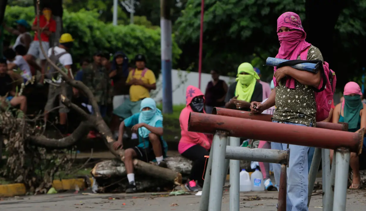 Demonstran anti-pemerintah membentuk barikade sambil memasang mortir rakitan di kota Masaya, Nikaragua (5/6). (AFP/Inti Ocon)