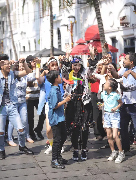 Penyanyi Uut Permatasari saat beraksi dalam pembuatan video klip terbarunya di kawasan Kota Tua, Jakarta, Kamis (5/7). Video klip tersebut berjudul 'hae hae' dari single terbaru Uut Permatasari. (Liputan6.com/Faizal Fanani)