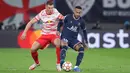 Bek RB Leipzig Willi Orban (kiri) dan pemain depan Paris Saint Germain (PSG) Neymar bersaing memperebutkan bola pada matchday keempat fase grup Liga Champions di Sheriff Stadium, Kamis dinihari WIB (4/11/2021). PSG harus puas dengan skor imbang 2-2. (Ronny HARTMANN / AFP)